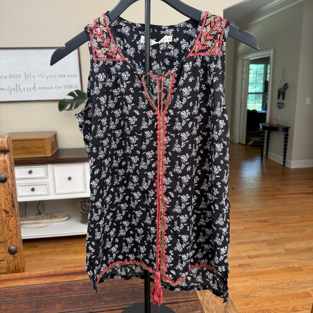 Solitaire Womens Black Floral Embroidered Tassel Boho Sleeveless Blouse 15-1972